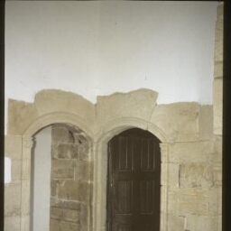 Theix. - Plessis Josso : château, salle haute, porte.