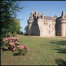 Sibiril. - Château de Kerouzéré : extérieur, façade, ensemble, tour.