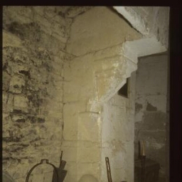 Theix. - Plessis Josso : manoir, intérieur, appartement arrière, 17e siècle, cheminée.