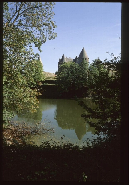 Broualan. - Château de Landal : douves.
