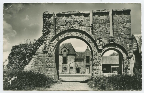 Saint-Jean-sur-Couesnon (I.-et-V.) - Le château de la Dobiais et la Porte de l'ancien Pont-Levis (XVIe siècle)