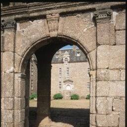 Brélès. - Château de Kergroadès : porche, portail, cour.