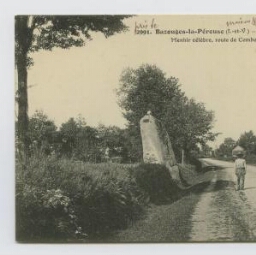 Bazouges-la-Pérouse (I.-et-V.). La pierre longue. Menhir célèbre, route de Combourg.