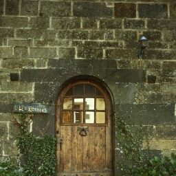 L'Hôpital-Camfrout. - Les Rochers : maison (1666) linteau porte.