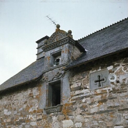 Saint-Aignan. - Lezquilly : maison, vieux presbytère (1788), fenêtre, lucarne.