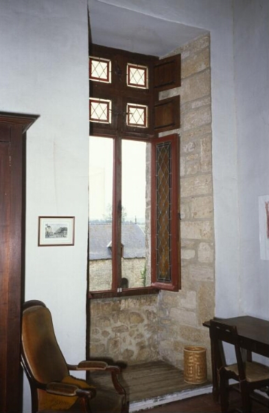 Le Quiou. - Manoir du Hac : château, intérieur, chambre haute au dessus cuisine.