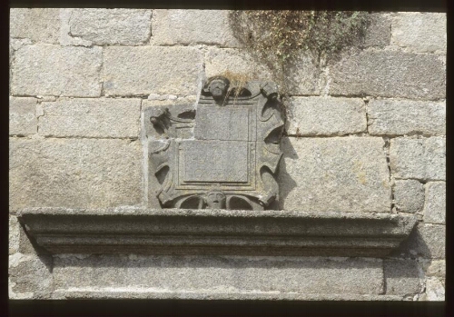 Brélès. - Manoir de Belair : porte, inscription.