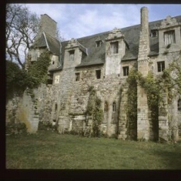 Paimpol Kérity. - Abbaye de Beauport : salle au duc, façade sud, lucarnes, cheminée octagonale.