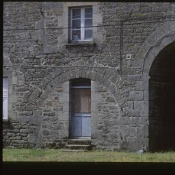 Taden. - Manoir de La Grand'Cour : manoir, logis-porche, details.