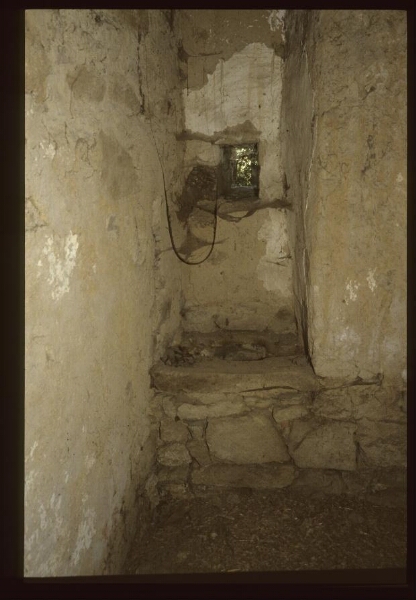 Plumaugat. - La Gaudesière, manoir : intérieur, salle haute, latrine.