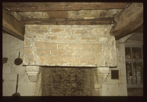 Theix. - Plessis Josso : manoir, intérieur, appartement arrière, 17e siècle, cheminée.