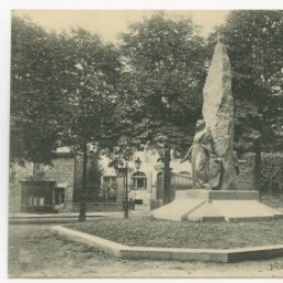 FOUGERES - Le Monument aux Morts.