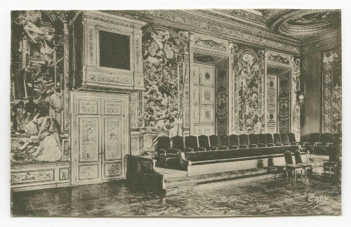 Parlement. - Grand Chambre, Mur avec logia, portes et tapisseries, fauteuils.