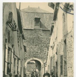 Châteaugiron (I.-et-V.) - La Ruelle et l'entrée du Château.