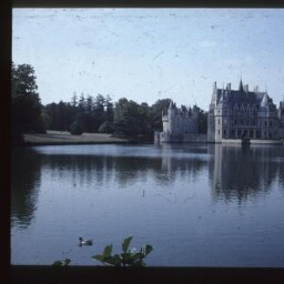 Muzillac. - Château La Bretesche : château, étang.