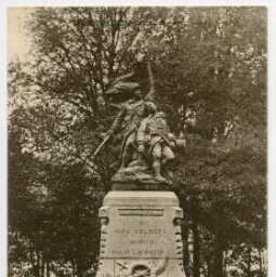 LAMBALLE Le Monument aux Morts de la Guerre Promenade du Château