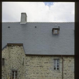 Plélo. - Manoir de La Ville-Baslin : façade arrière.