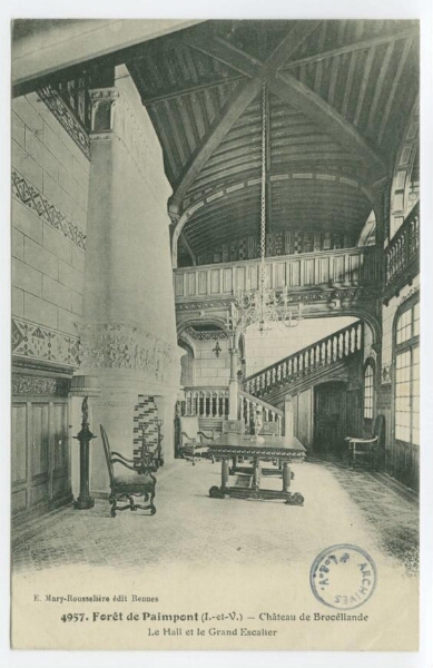 Forêt de Paimpont (I.-et-V.) - Château de Brocéliande. Le Hall et le Grand Escalier.