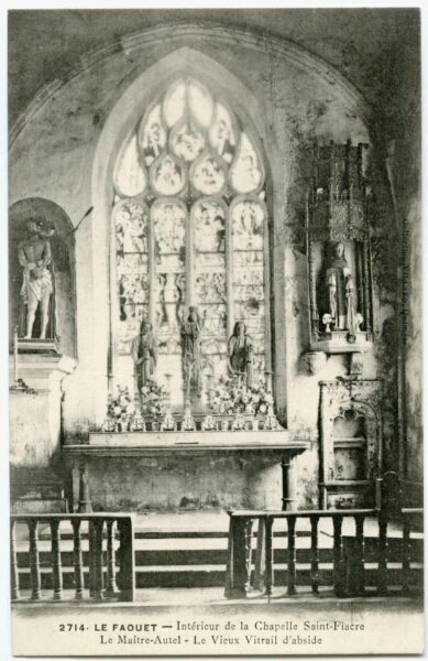 LE FAOUET - Intérieur de la Chapelle Saint-Fiacre. Le Maître-Autel - Le Vieux Vitrail d'abside.