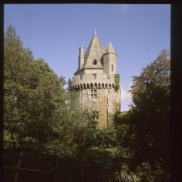Elven. - Forteresse de Largoët : château-fort, tour, châtelet, donjon.