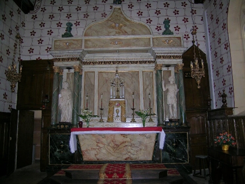 Retable de l'autel principal de l'église Saint-Uniac
