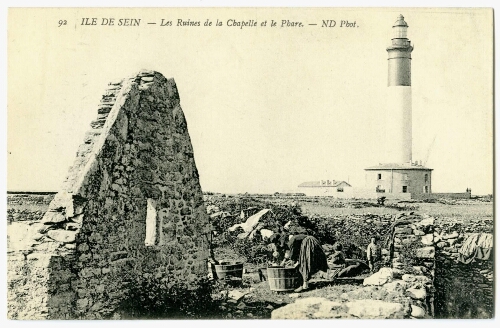 ILE DE SEIN - Les Ruines de la Chapelle et le Phare.