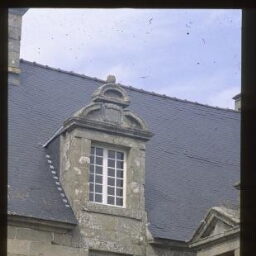 Lannilis. - Manoir de Kerbabu : façade, lucarne, fenêtre.