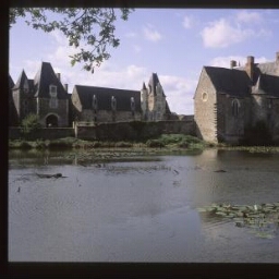 La Chapelle-Glain. - Château de La Motte Glain : manoir, château, étang, ensemble.