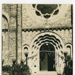 Eglise de Saint-Aubin-du-Cormier (I.-et-V.).- Porte principale et escalier décorés pour une fête.