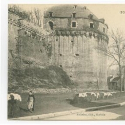 FOUGERES - Tour du Château.