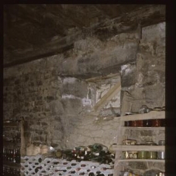 Bazouges-sous-Hédé. - La Grande Guéhardière, manoir : intérieur, cave.