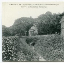 CARENTOIR (Morbihan) - Château de la Bourdonnaye, douve rt tourelles d'enceinte.