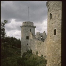 Plédéliac. - La Hunaudaye : château fort, remparts.