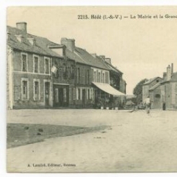 Hédé (I.-et-V.) - La Mairie et la Grande Place.