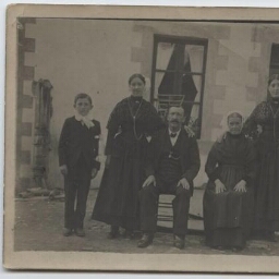 Campénéac (Morbihan). - Portrait de famille dans la cour, devant la maison