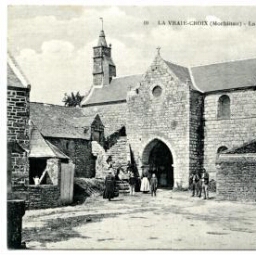 LA VRAIE-CROIX (Morbihan) - La chapelle et place de la Mairie
