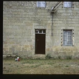 Plélo. - Manoir de La Ville-Baslin : façade, fenêtre, porte.