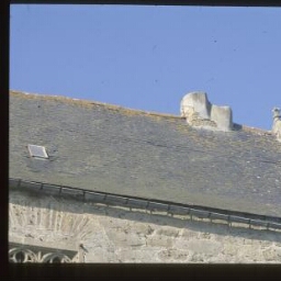 Troguéry. - Manoir de Kerandraou : logis-porche, toiture, cheminée octagonale.