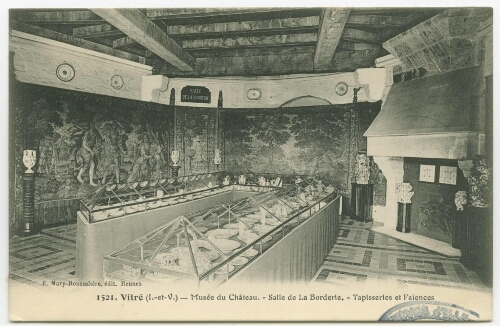 Vitré (I.-et-V.) - Musée du château - Salle de la Borderie.- Tapisseries et faïences.