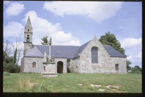 Pestivien. - Bourg : église chapelle, calvaire.