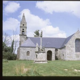 Pestivien. - Bourg : église chapelle, calvaire.