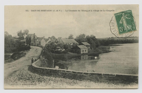 Bain-de-Bretagne (I.-et-V.). La chaussée de l'étang et le village de la Chapelle.
