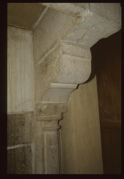 Plumaugat. - La Gaudesière, manoir : intérieur, salle seigneuriale, cheminée, détail.