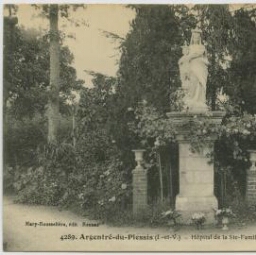 Argentré-du-Plessis (I.-et-V.). Hôpital de la Sainte-Famille. Statue de N.D des Victoires.