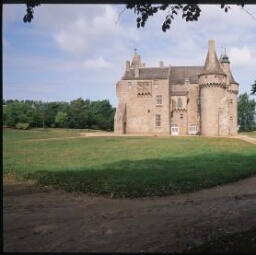 Sibiril. - Château de Kerouzéré : extérieur, façade, ensemble, tour.