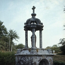 Le Guerno. - Fontaine Sainte-Anne : fontaine, 18 siecle.