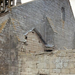 Saint-Jean-Trolimon. - Tronoën : chapelle, maison de chapelain.