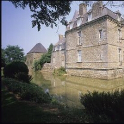 Saint-Hilaire-des-Landes. - Château de La Haye Saint-Hilaire : extérieur, logis, arrière.