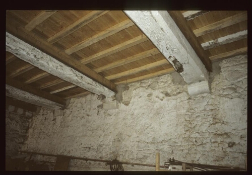 Plumaugat. - La Gaudesière, manoir : intérieur, salle haute, plafond.