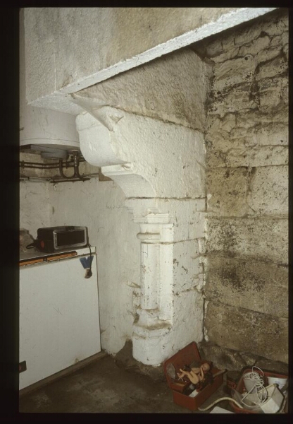 Plumaugat. - La Gaudesière, manoir : intérieur, cheminée, détail.